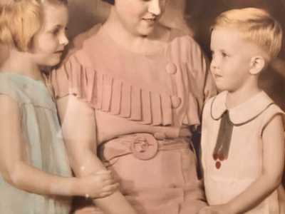L'artista americana Sue Shanahan scorge tra le foto di Titti una bambola che le ricorda la sua amatissima nonna Loretta (nell'immagine al centro)